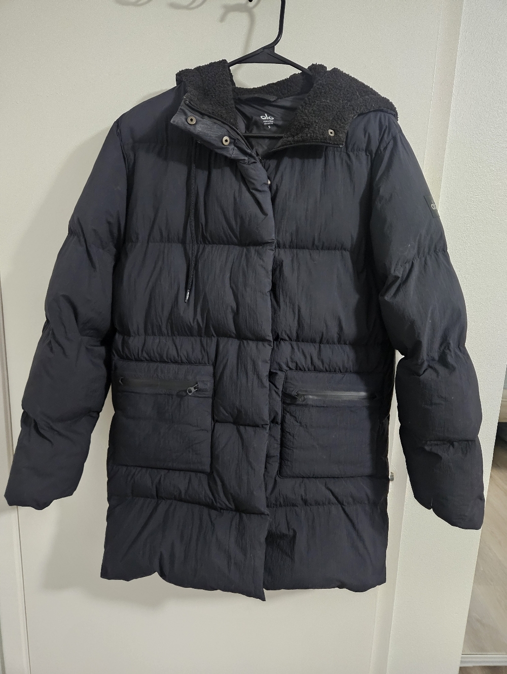 ALO Yoga black Small S puffer hooded jacket